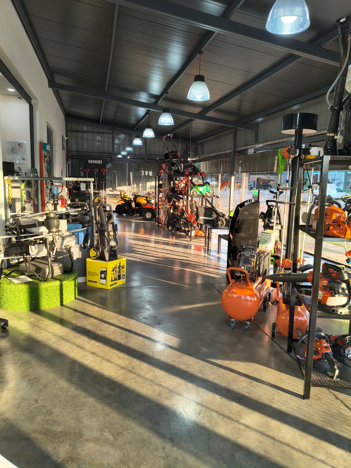 Interior de una sucursal de COINSA